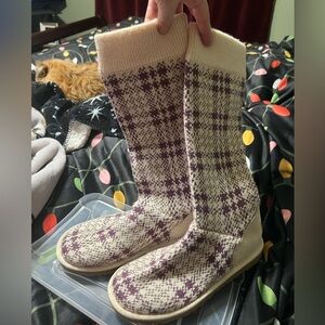 New size 8 UGGS, unique color